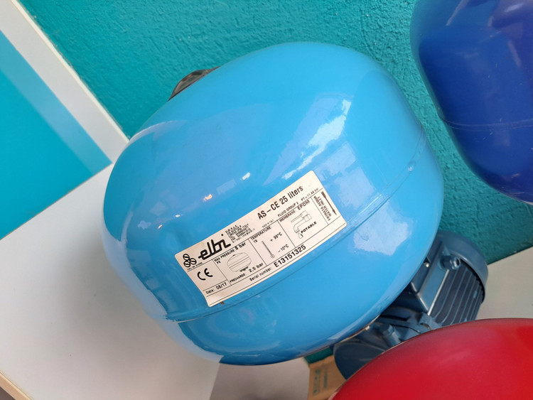 نمای تمام قد از منبع تحت فشار 24 لیتری البی