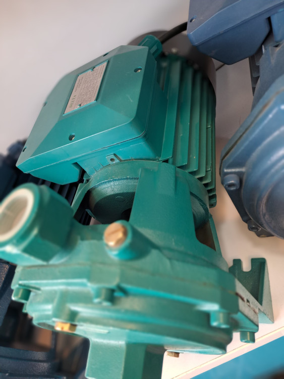 نمای از بغل و بالای پمپ 2 اسب بشقابی دلتا