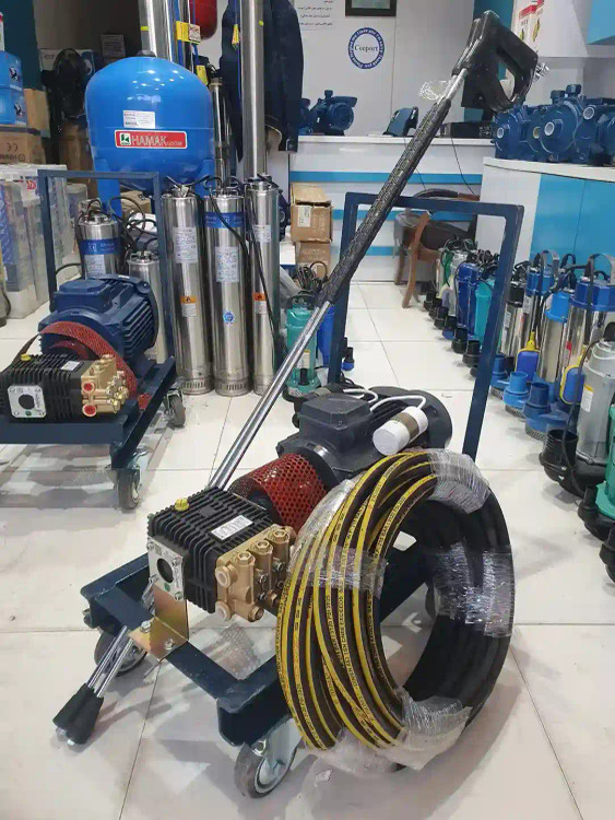 نمای سه رخ از راست کارواش 110 بار شاسی شده با تجهیزات کامل