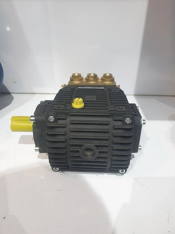 نمای پشت از بالای پمپ کارواش 200 بار برتولینی ایتالیا