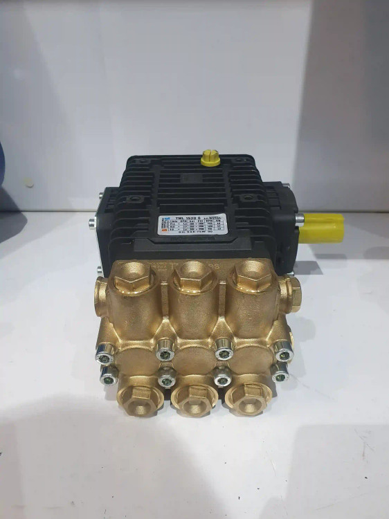 نمای جلو از بالای پمپ کارواش 200 بار برتولینی ایتالیا