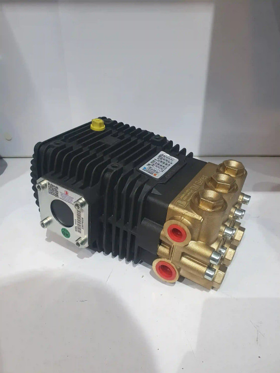 نمای سه رخ از چپ پمپ کارواش 200 بار برتولینی ایتالیا