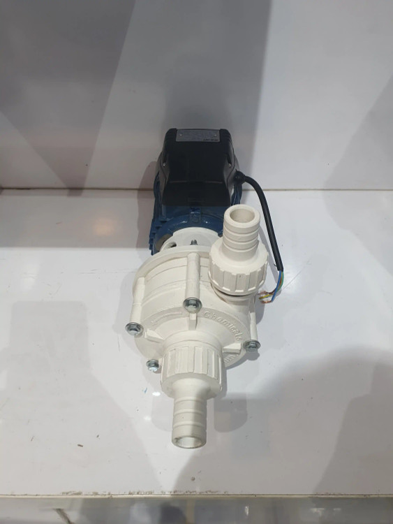 نمای جلو از بالای پمپ اسیدکش یک اینچ با الکتروموتور نیم اسب