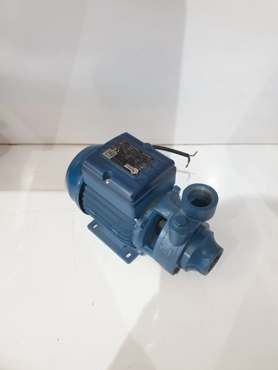 نمای سه رخ از چپ پمپ خانگی نیم(0/5) اسب پنتاکس مونتاژ ایران