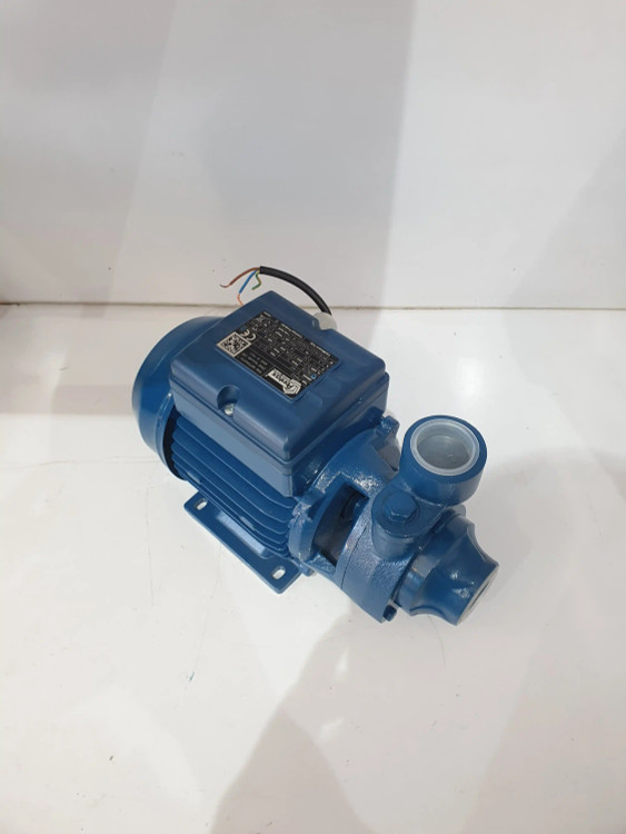 نمای سه رخ از چپ پمپ خانگی نیم(0/5) اسب پنتاکس اصل ایتالیا