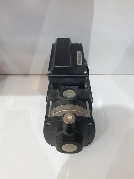 نمای جلو از بالای پمپ خانگی نیم(0/5) اسب گراندفوس