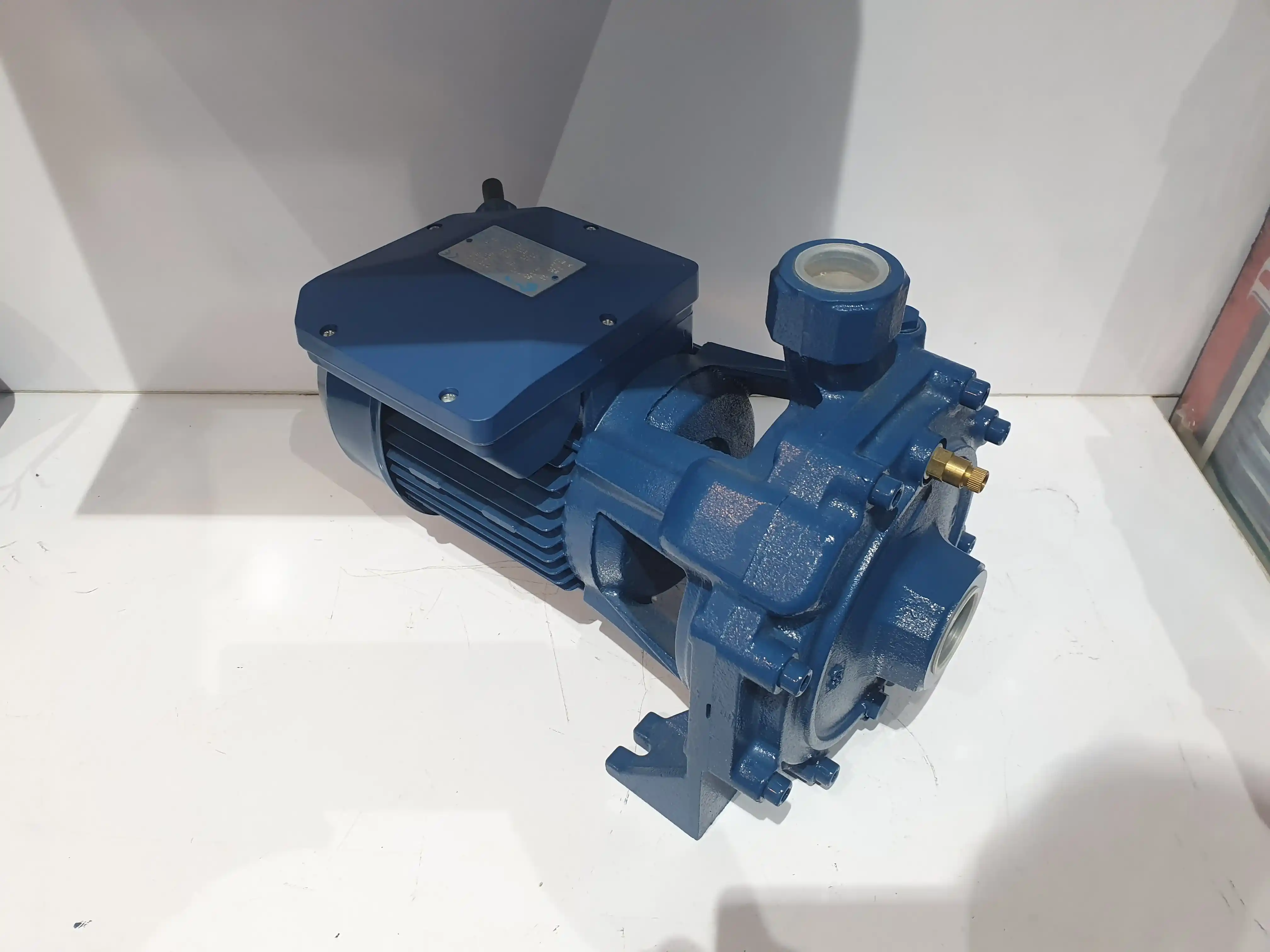 نمای سه رخ از چپ پمپ خانگی بشقابی دو(2) اسب پنتاکس اصل ایتالیا پروانه برنزی