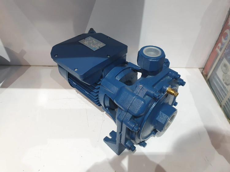 نمای سه رخ از چپ پمپ خانگی بشقابی یک و نیم(1/5) اسب پنتاکس اصل ایتالیا پروانه باکالیت