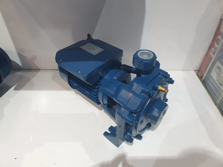 نمای سه رخ از چپ پمپ خانگی بشقابی یک و نیم(1/5) اسب پنتاکس اصل ایتالیا پروانه برنزی