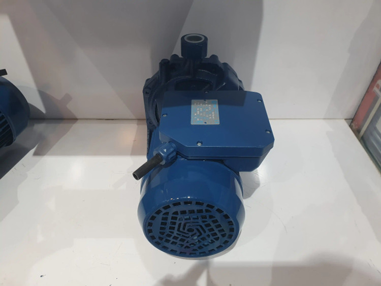 نمای پشت از بالای پمپ خانگی بشقابی یک و نیم(1/5) اسب پنتاکس اصل ایتالیا پروانه برنزی