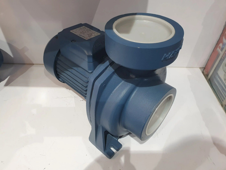 نمای سه رخ از چپ پمپ سه(3) اسب چهار(4) اینچ هپی