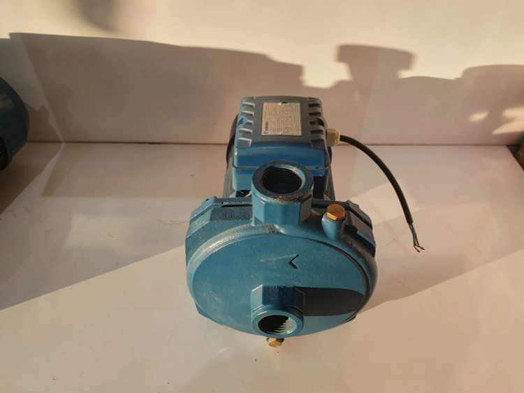 نمای جلو از بالای پمپ خانگی بشقابی یک(1) اسب ونیکو