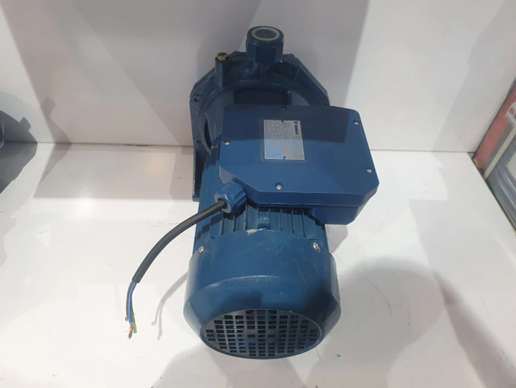 نمای پشت از بالای پمپ خانگی بشقابی یک و نیم(1/5) اسب ونیکو