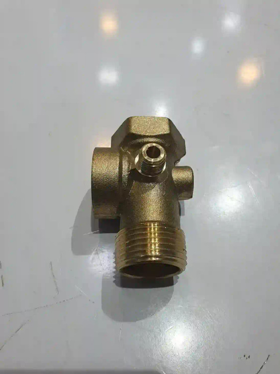 نمای از بالای پنج راهی برنجی پمپ آب