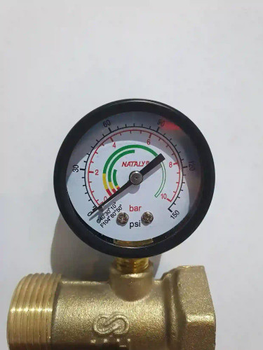 نمای تمام قد روی پنج راهی برنجی از گیج فشار ناتالی