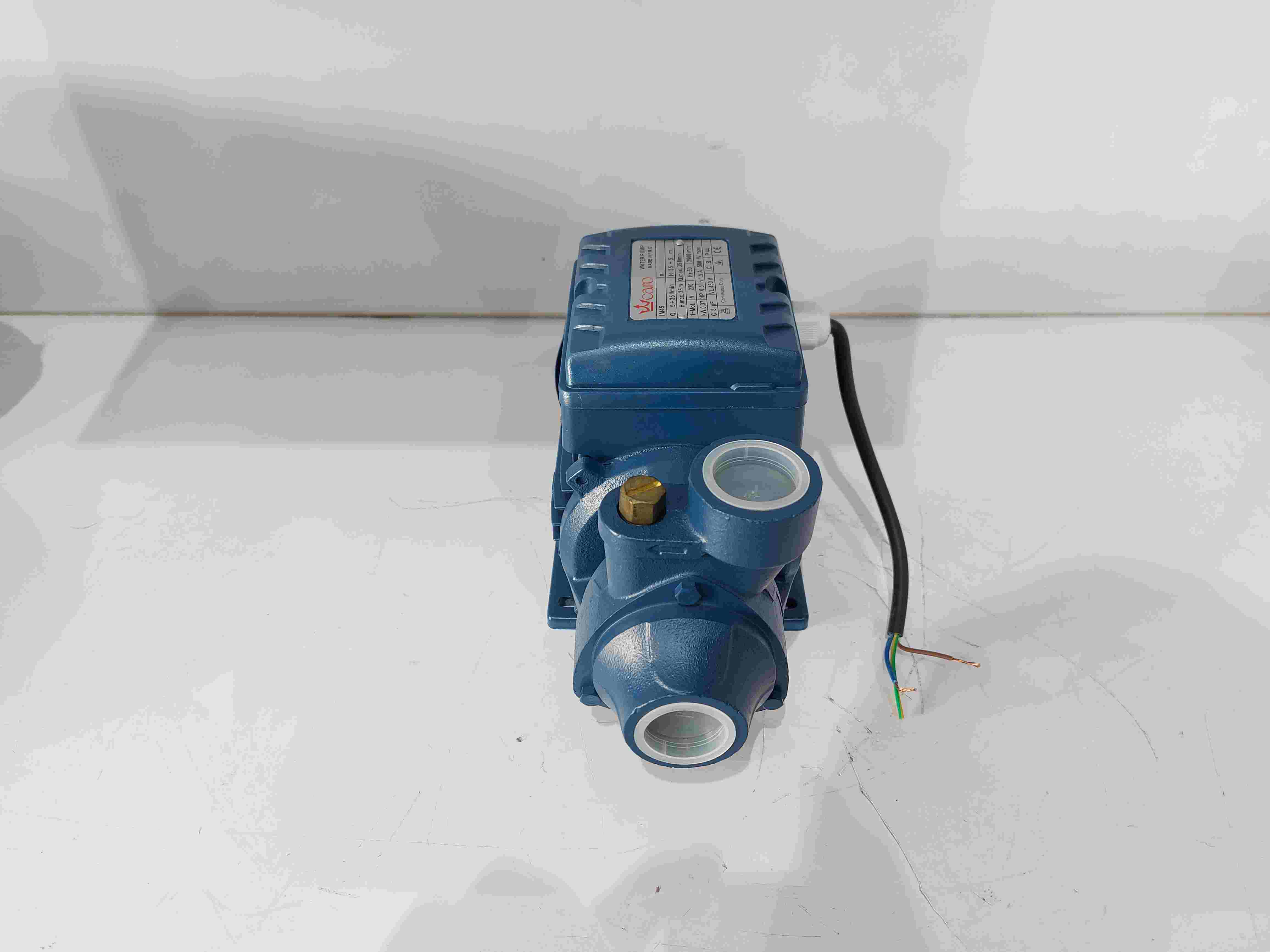 نمای از جلو و بالای پمپ نیم اسب کارو