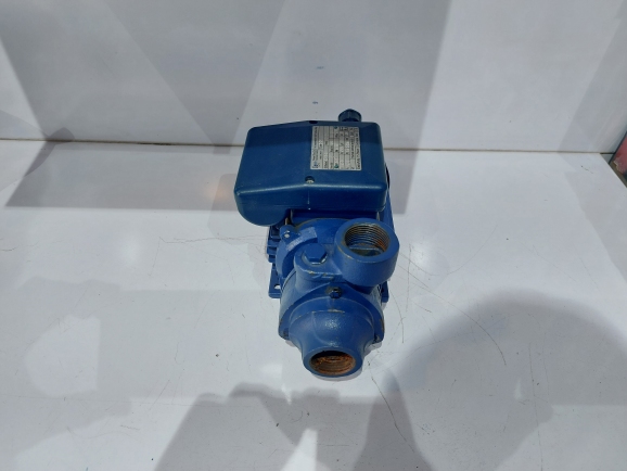 نمای از جلو و بالای پمپ نیم اسب دیزلساز