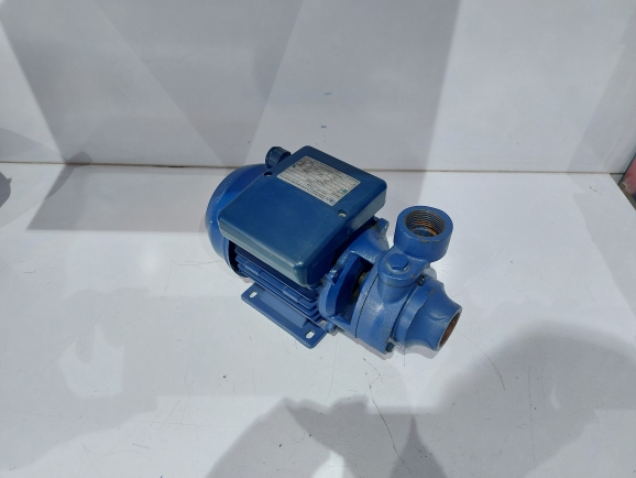 نمای سه رخ از چپ پمپ نیم اسب دیزلساز