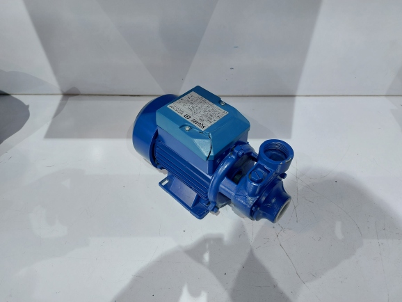 نمای سه رخ از چپ پمپ نیم اسب اسکواردی