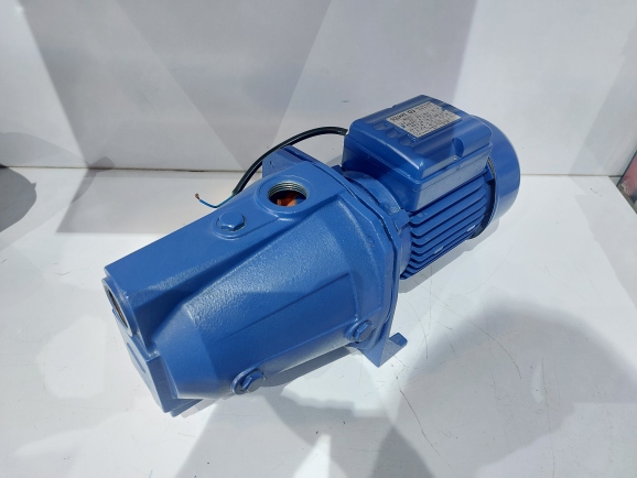 نمای سه رخ از راست پمپ یک اسب جتی اسکواردی