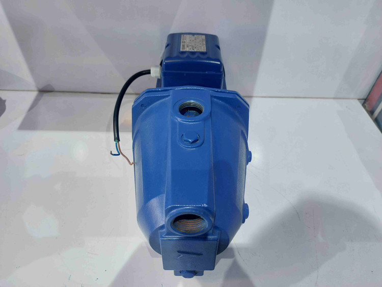 نمای از جلو و بالای پمپ یک اسب جتی اسکواردی